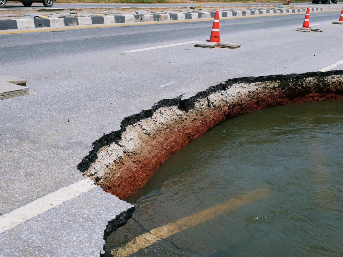 Natural flood disasters have damaged road surfaces and damaged road surfaces. cause traffic congestion photo