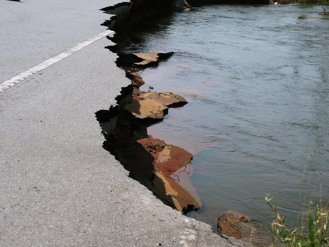 Natural flood disasters have damaged road surfaces and damaged road surfaces. cause traffic congestion photo