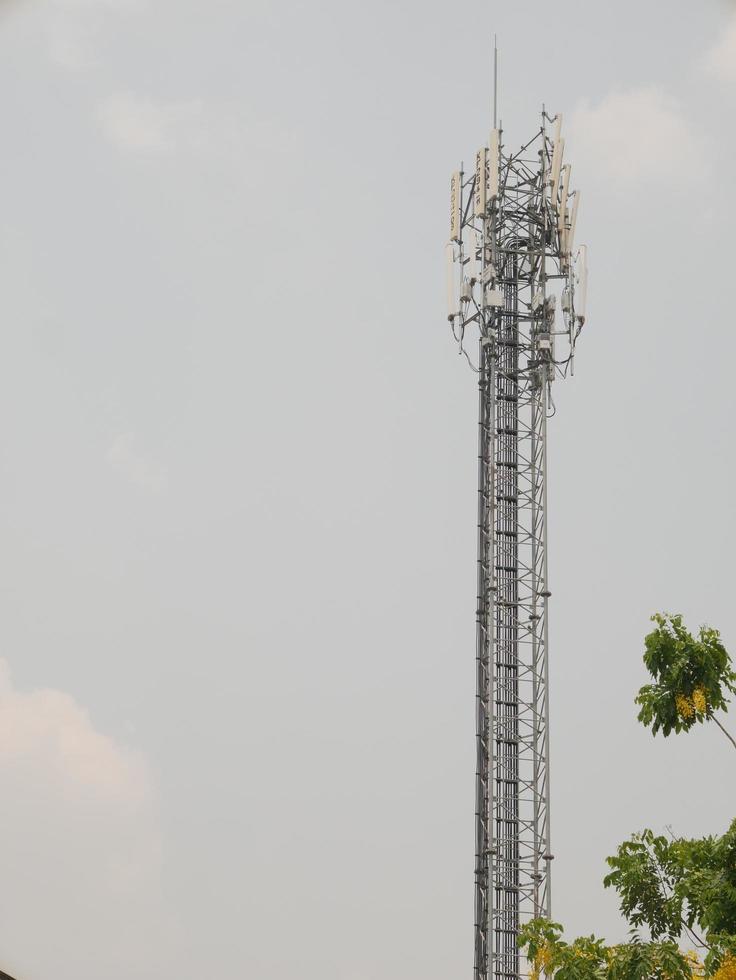 torres telefónicas utilizadas para transmitir señales al anochecer. foto