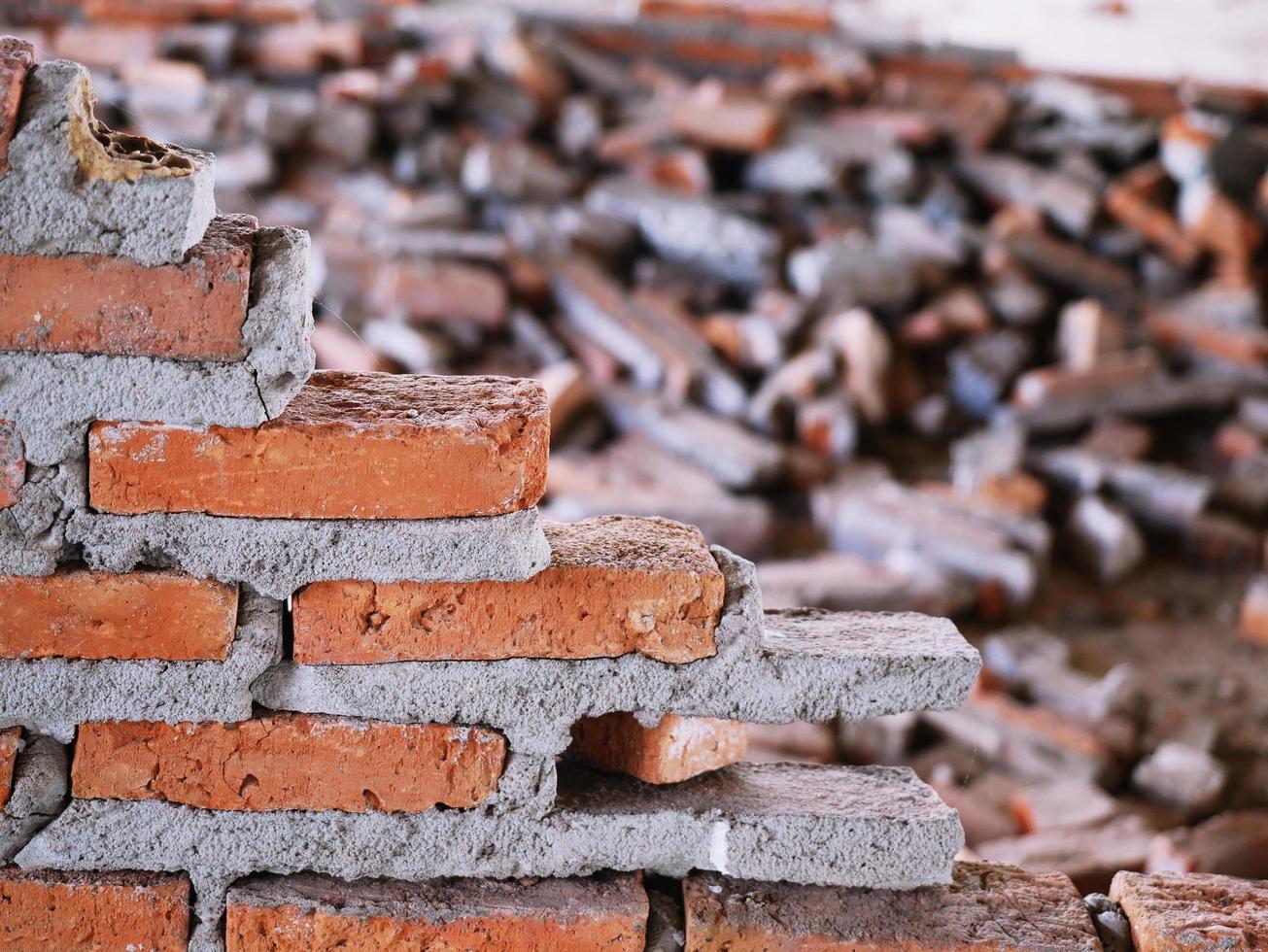 se está construyendo una pared de ladrillos. foto