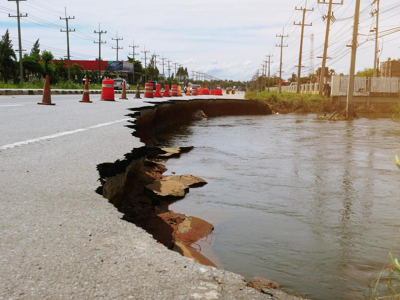 los desastres de inundaciones naturales han dañado las superficies de las carreteras y las superficies de las carreteras. causar congestión de tráfico foto