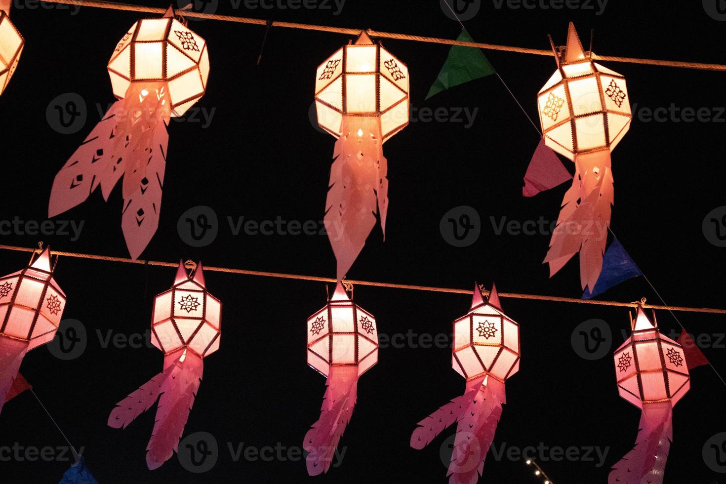 linternas en el festival loy krathong en tailandia foto