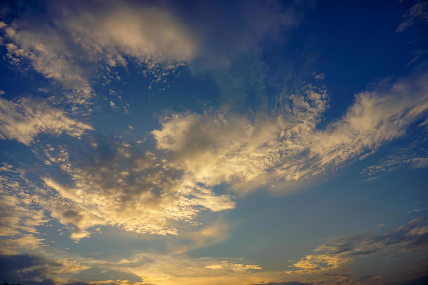 Dramatic red and orange sky and clouds abstract background. Red-orange clouds on sunset sky. Warm weather background. Art picture of sky. Sunset abstract background. Dusk and dawn concept free photo