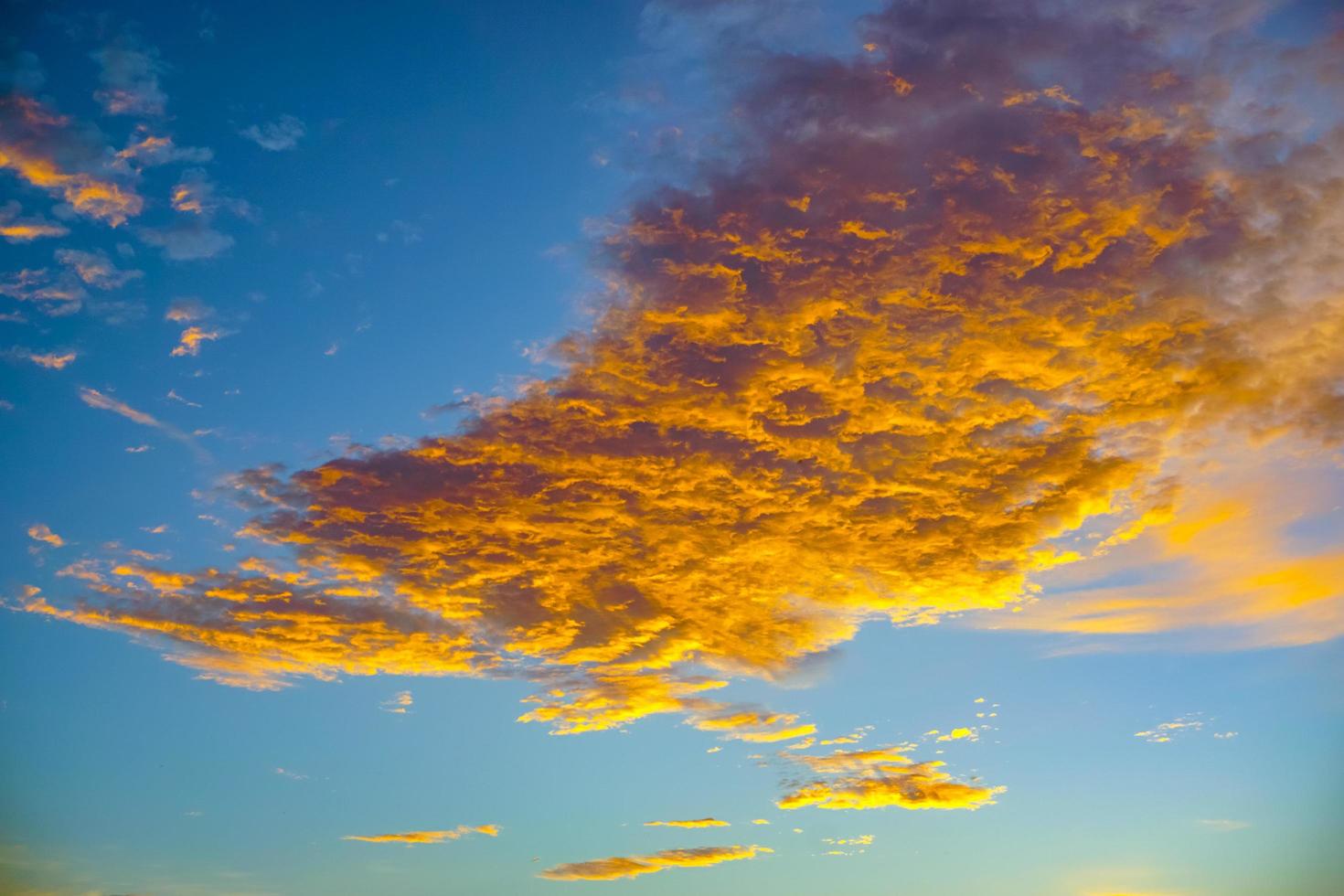 Dramatic red and orange sky and clouds abstract background. Red-orange clouds on sunset sky. Warm weather background. Art picture of sky. Sunset abstract background. Dusk and dawn concept free photo