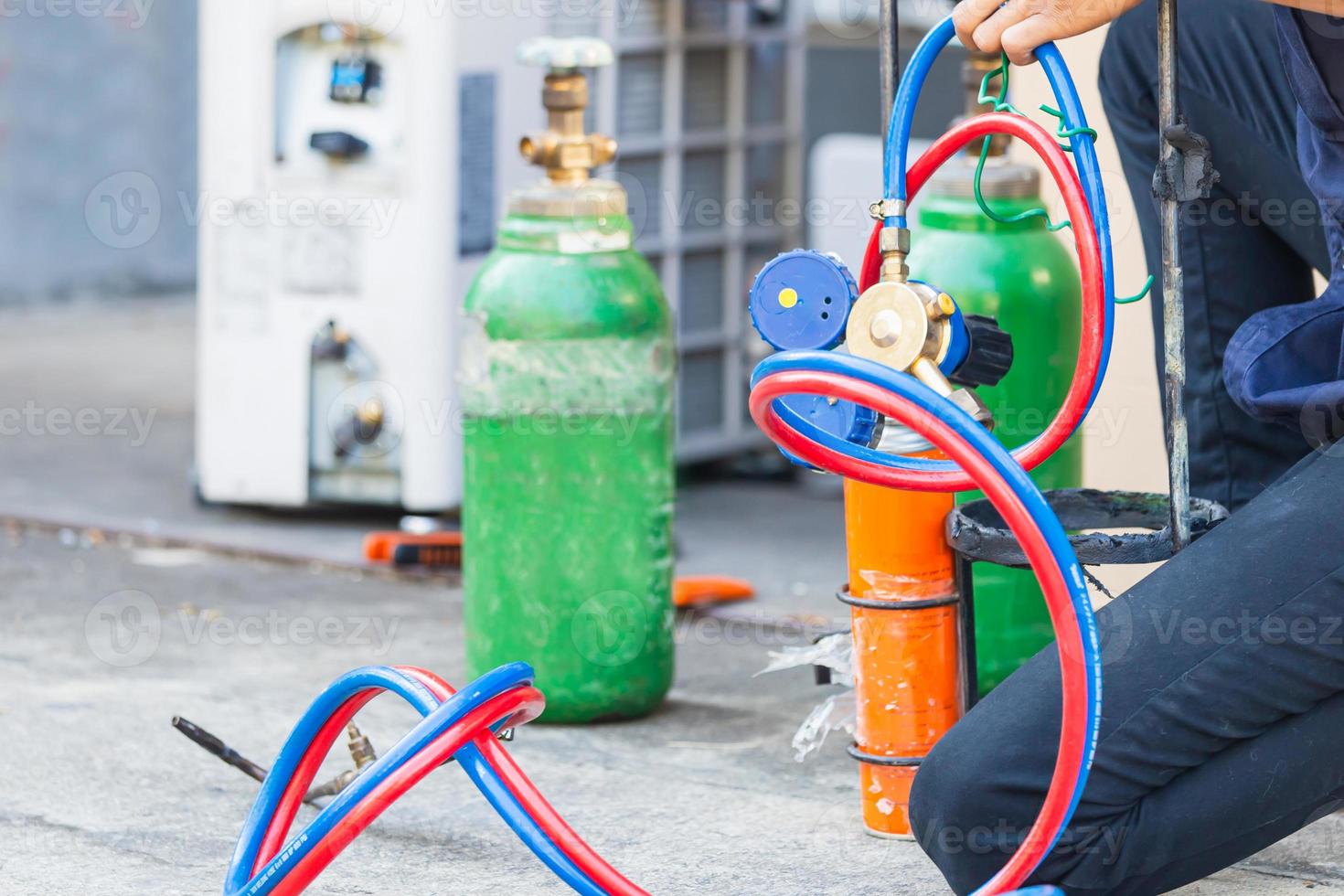 bomba Nota Niños hombre de reparación de aire acondicionado con manómetro en gases  combustibles y tanque de oxígeno para soldar o cortar metales, procesos de  soldadura de oxicombustible y corte de oxicombustible 8168255 Foto de