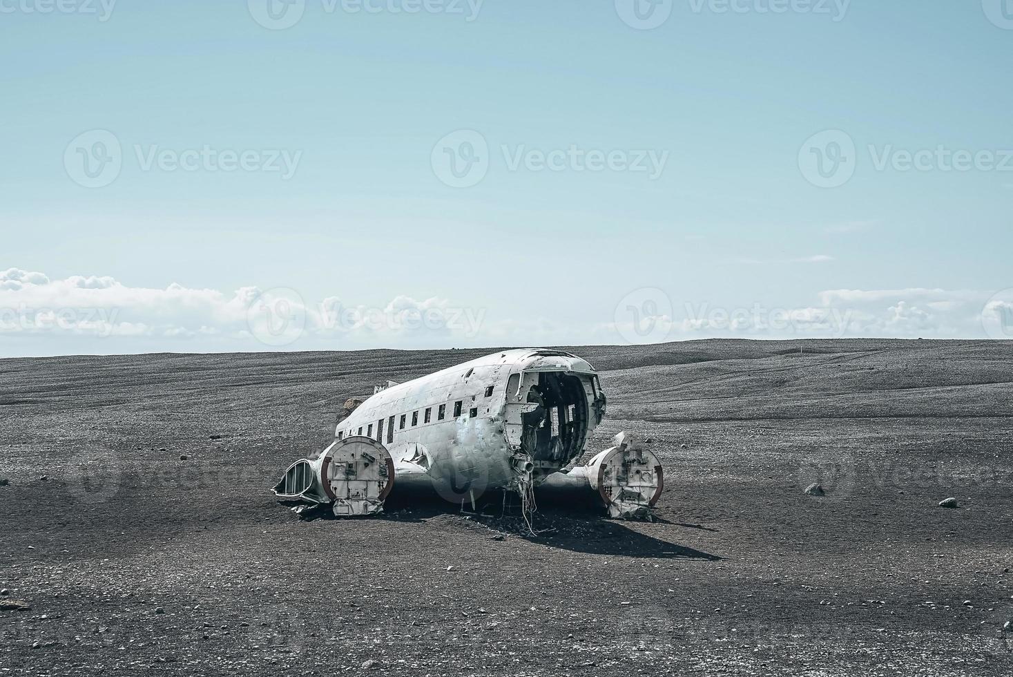 famoso accidente de avión roto en la playa de arena negra en solheimasandur contra el cielo foto