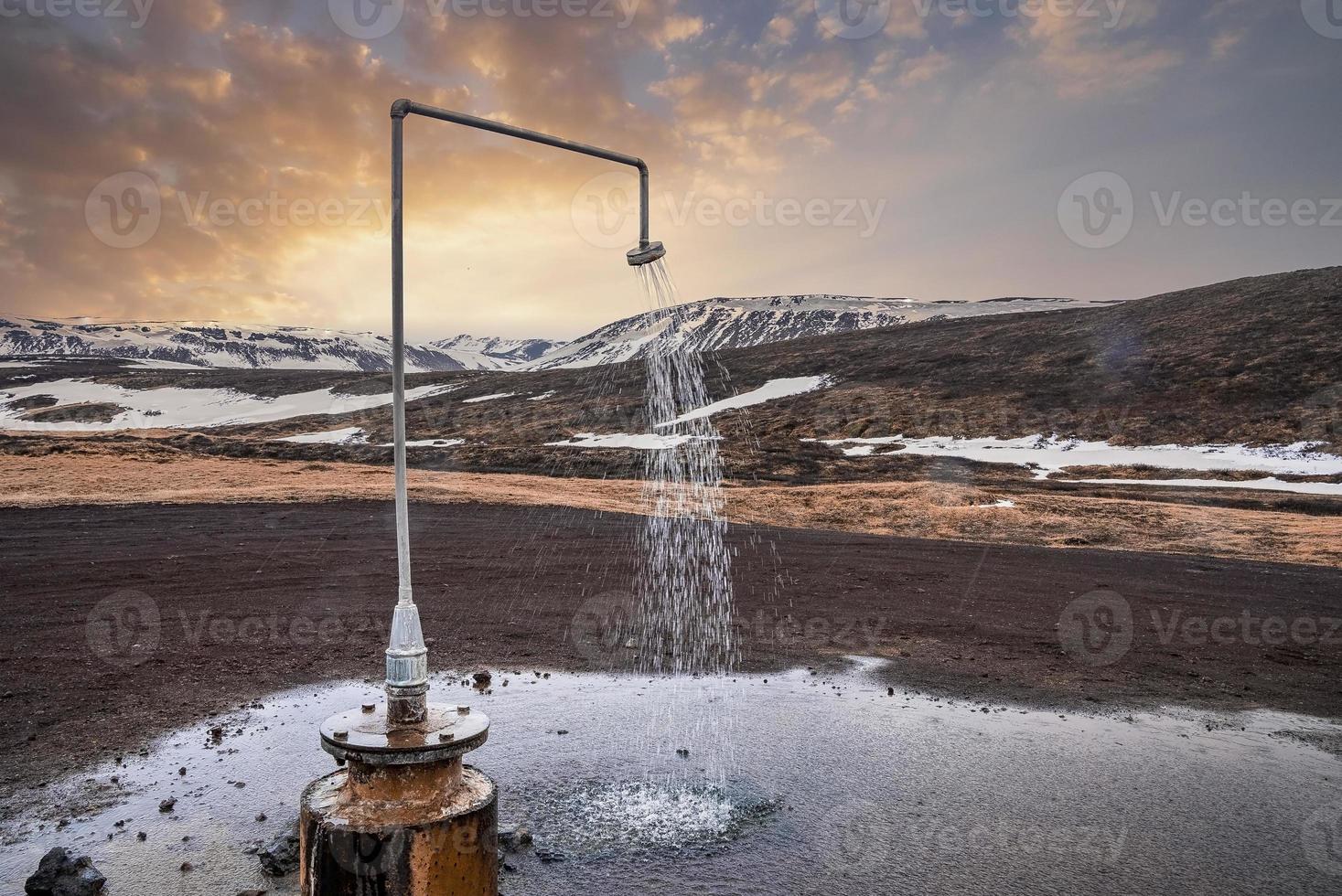 vista de la ducha de aguas termales de la energía geotérmica en krafla durante la puesta de sol foto