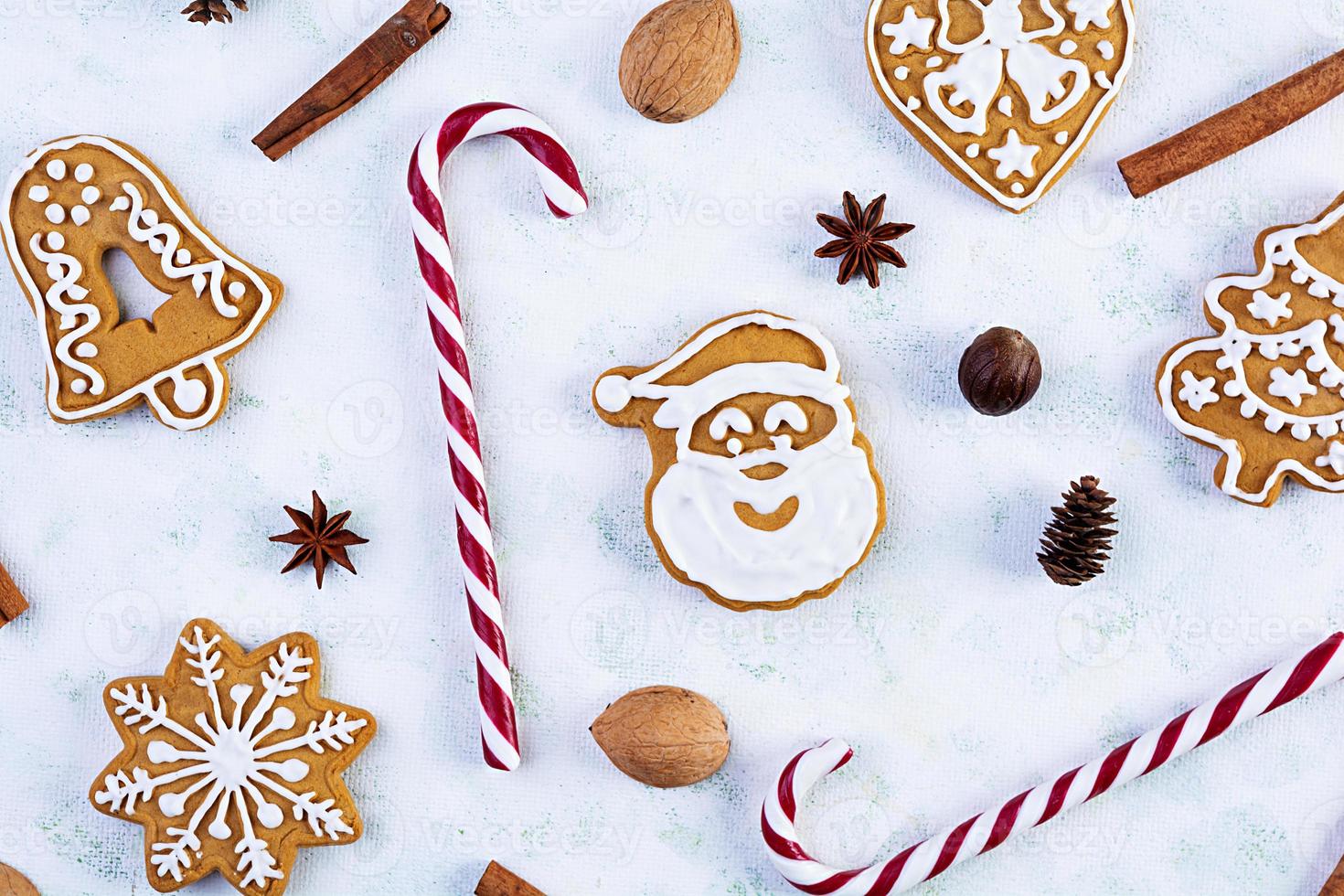 galletas de jengibre caseras de Navidad sobre fondo blanco. vista superior foto