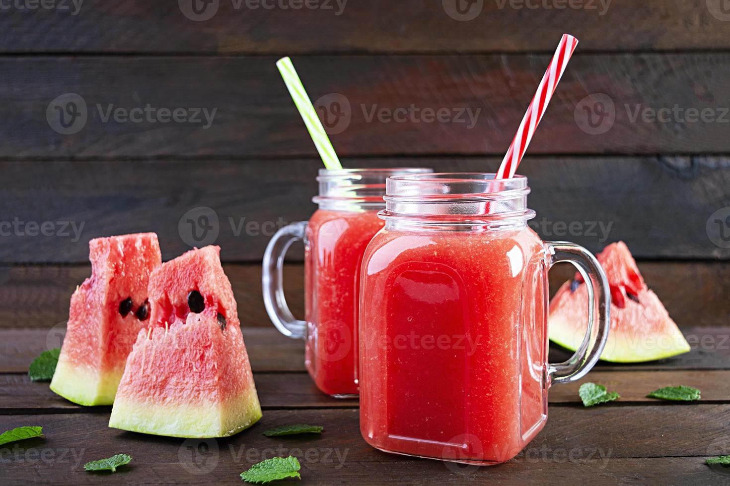 delicioso batido de sandía fresca con hielo sobre fondo de madera foto