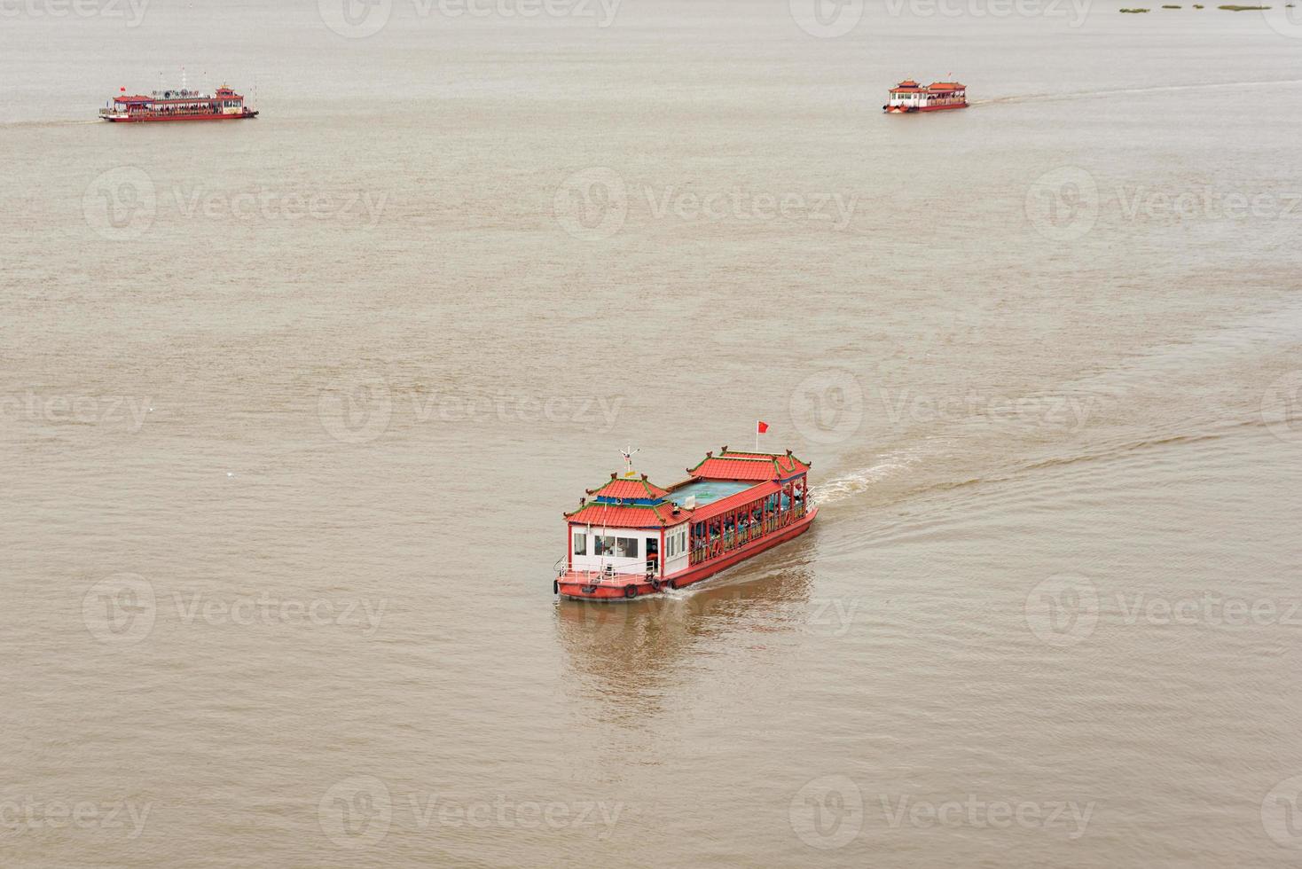 barco de recreo en el río foto