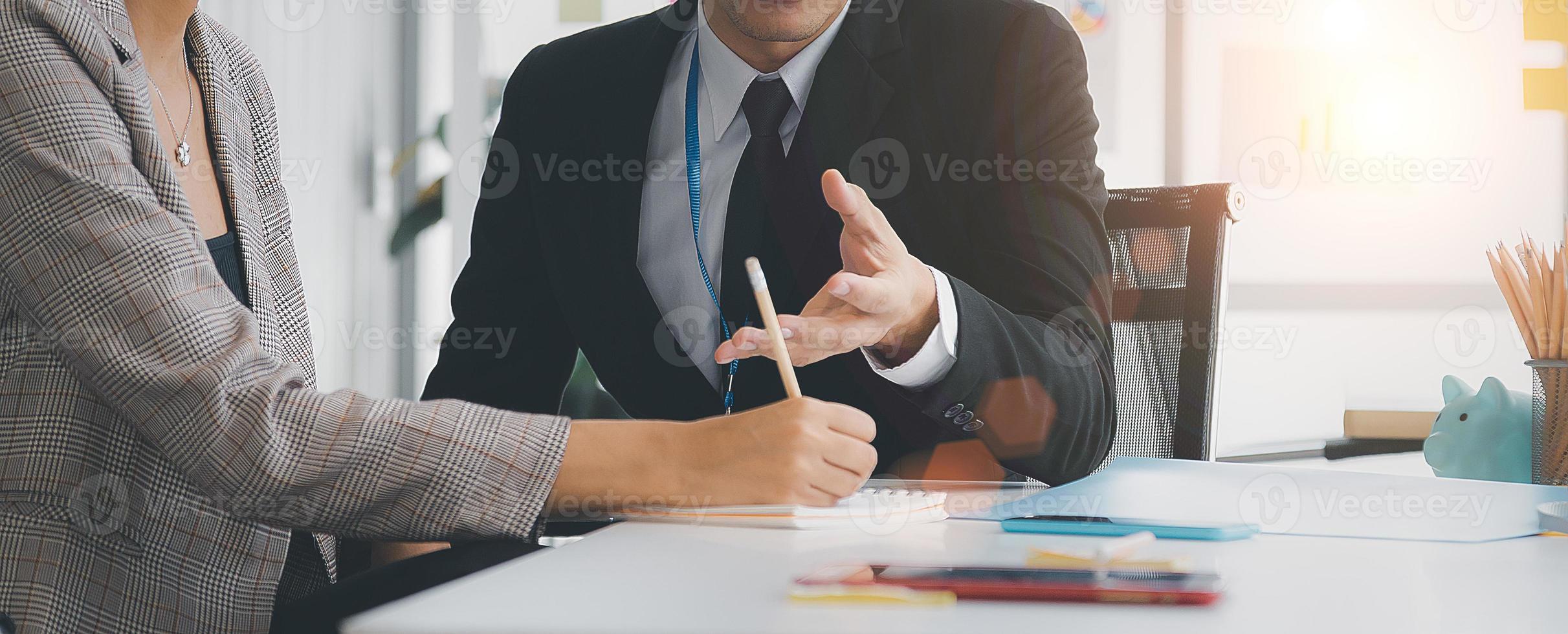 un joven jefe de negocios está asignando a una joven secretaria para documentar sus experiencias de éxito o fracaso en la negociación de importantes tareas comerciales. foto