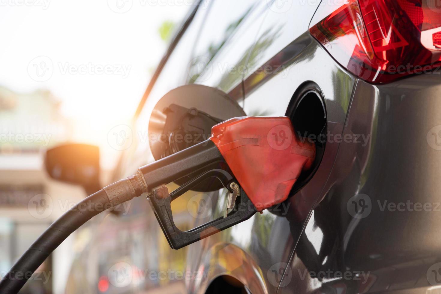 repostaje de coches en yukt caro, concepto de economía de combustible. foto