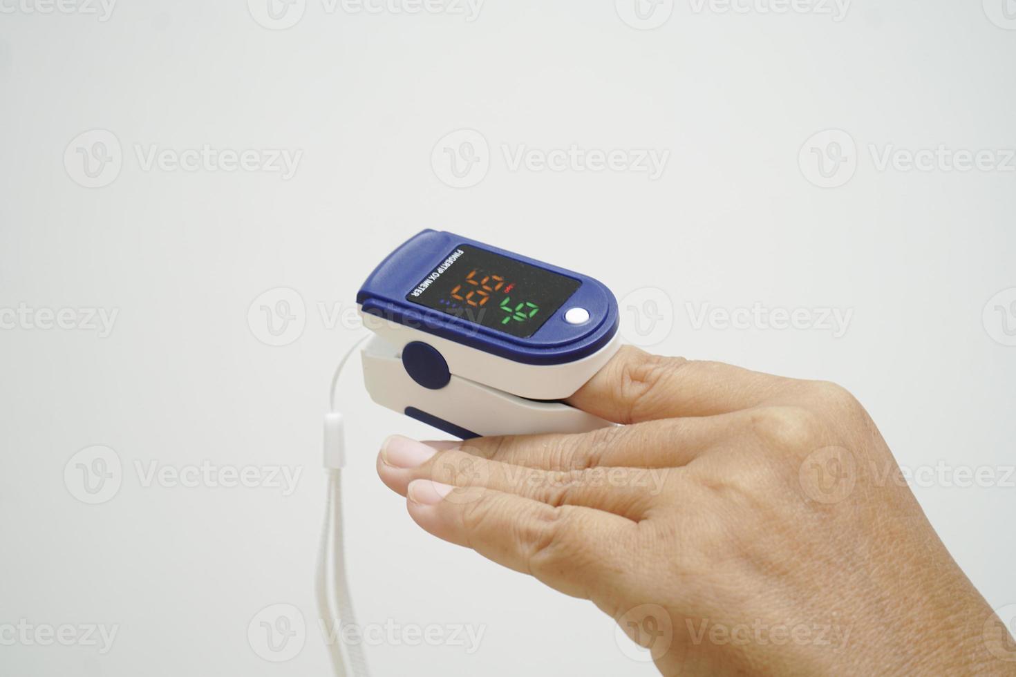 Dispositivo digital de dedo de oxímetro de pulso para medir la saturación de oxígeno en la sangre y la frecuencia del pulso. foto