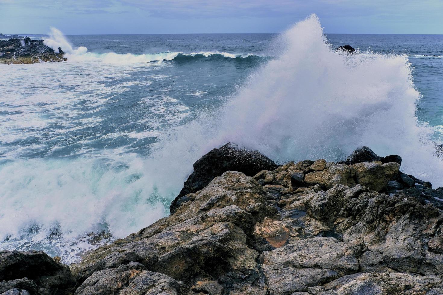 olas en la costa de lanzarote foto