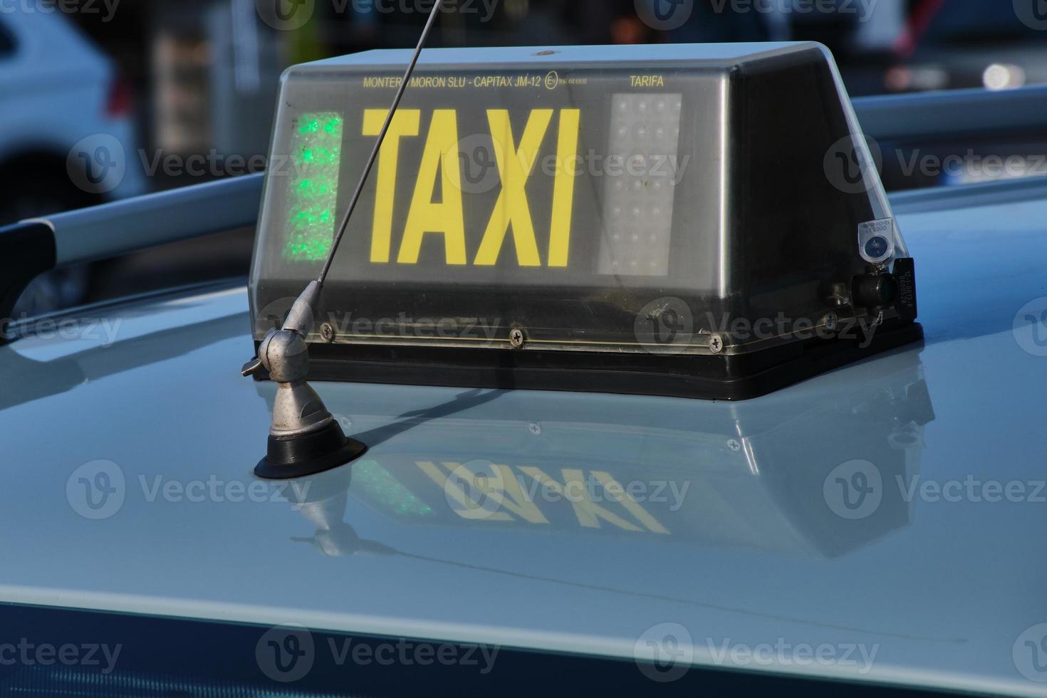 Cerca de un cartel de taxi en un taxi español foto