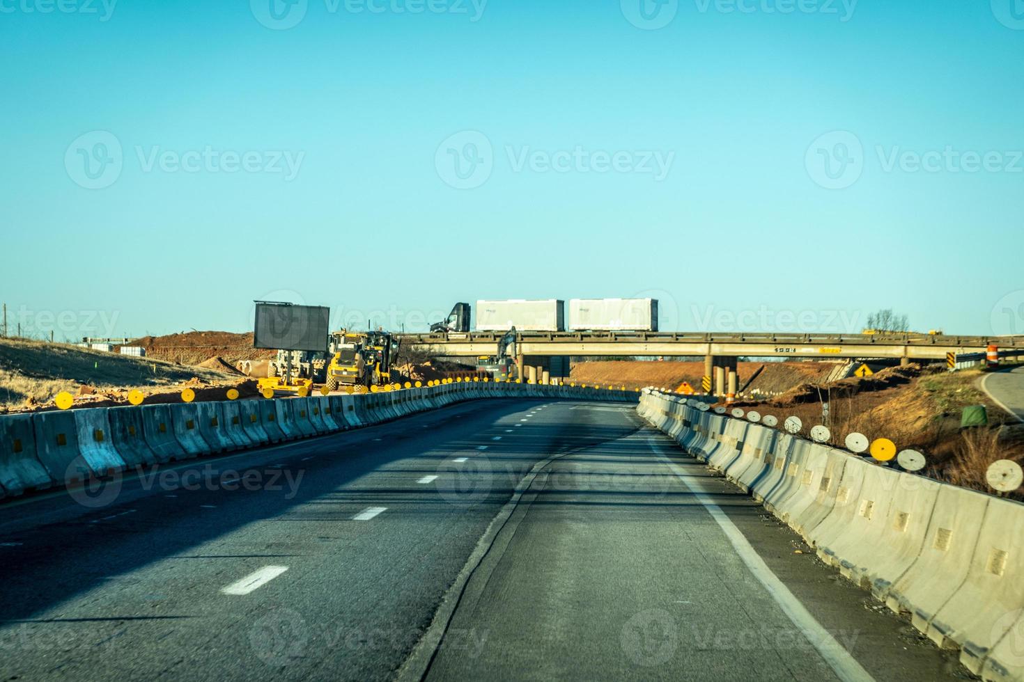 construcción de carreteras abstractas mientras se conduce foto