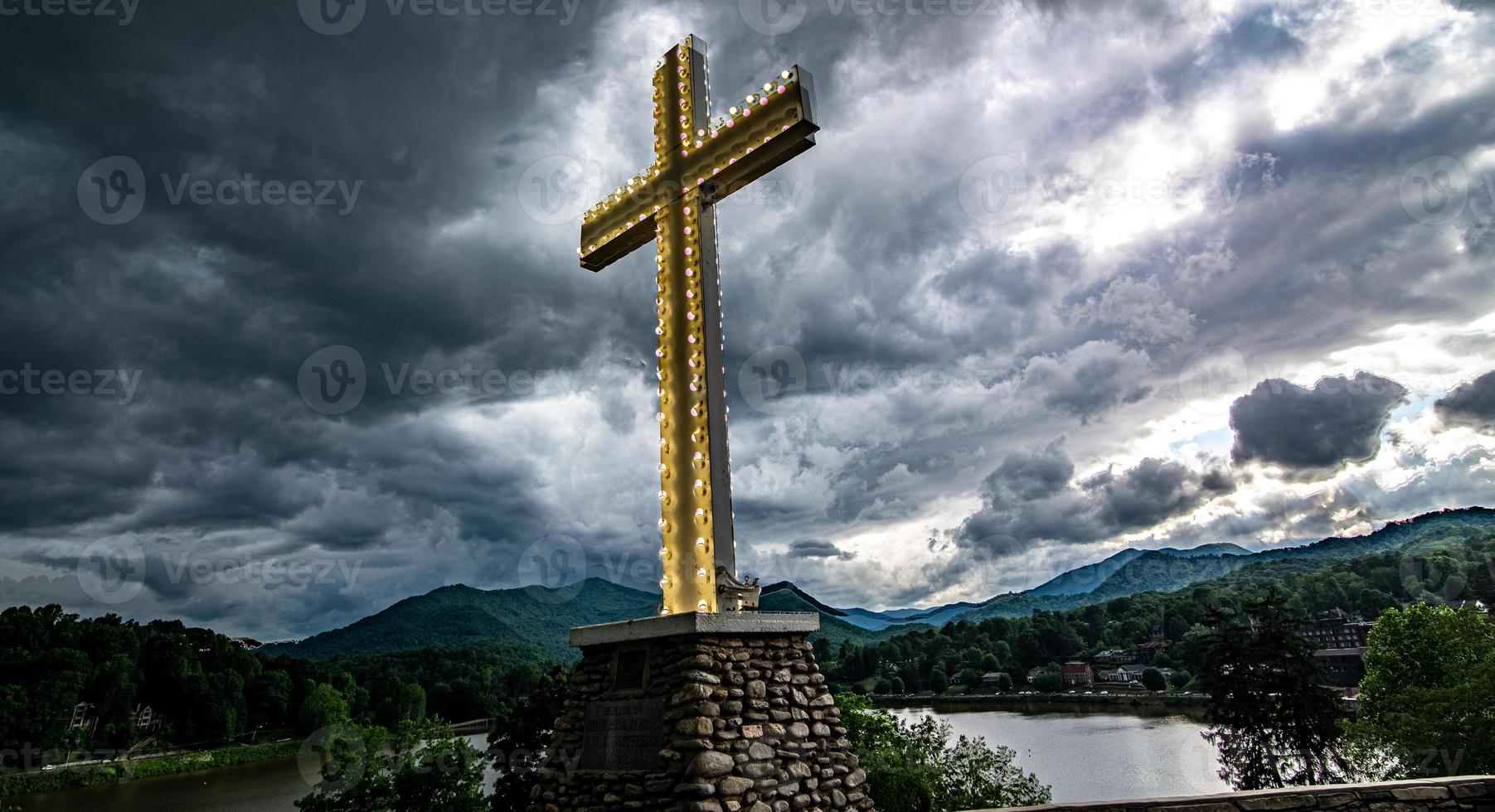 cruz del lago junaluska en el oeste de carolina del norte foto