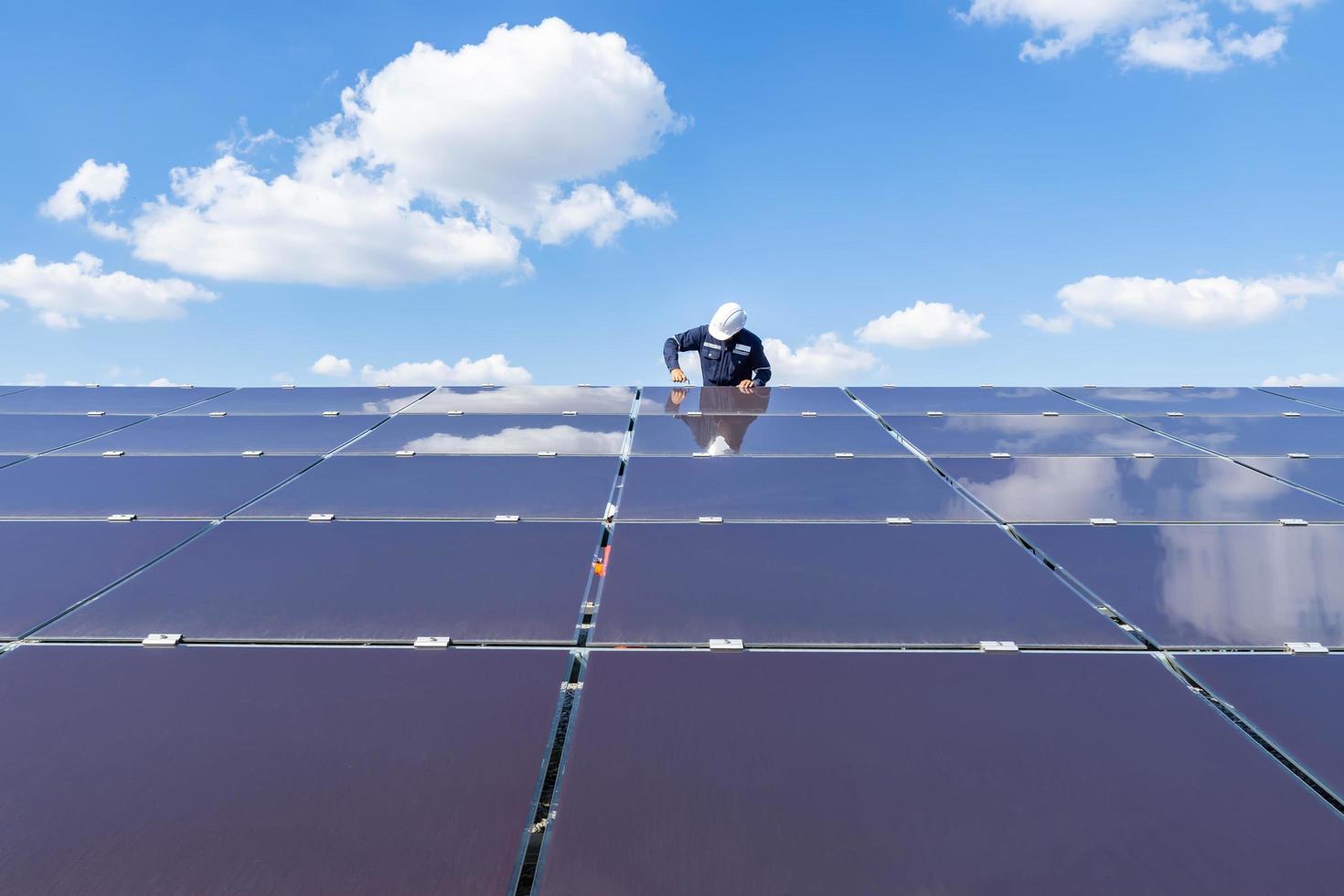 la granja solar con el técnico está quitando la tuerca para reemplazar el panel solar dañado, energía alternativa para conservar la energía del mundo, idea de módulo fotovoltaico para la producción de energía limpia foto