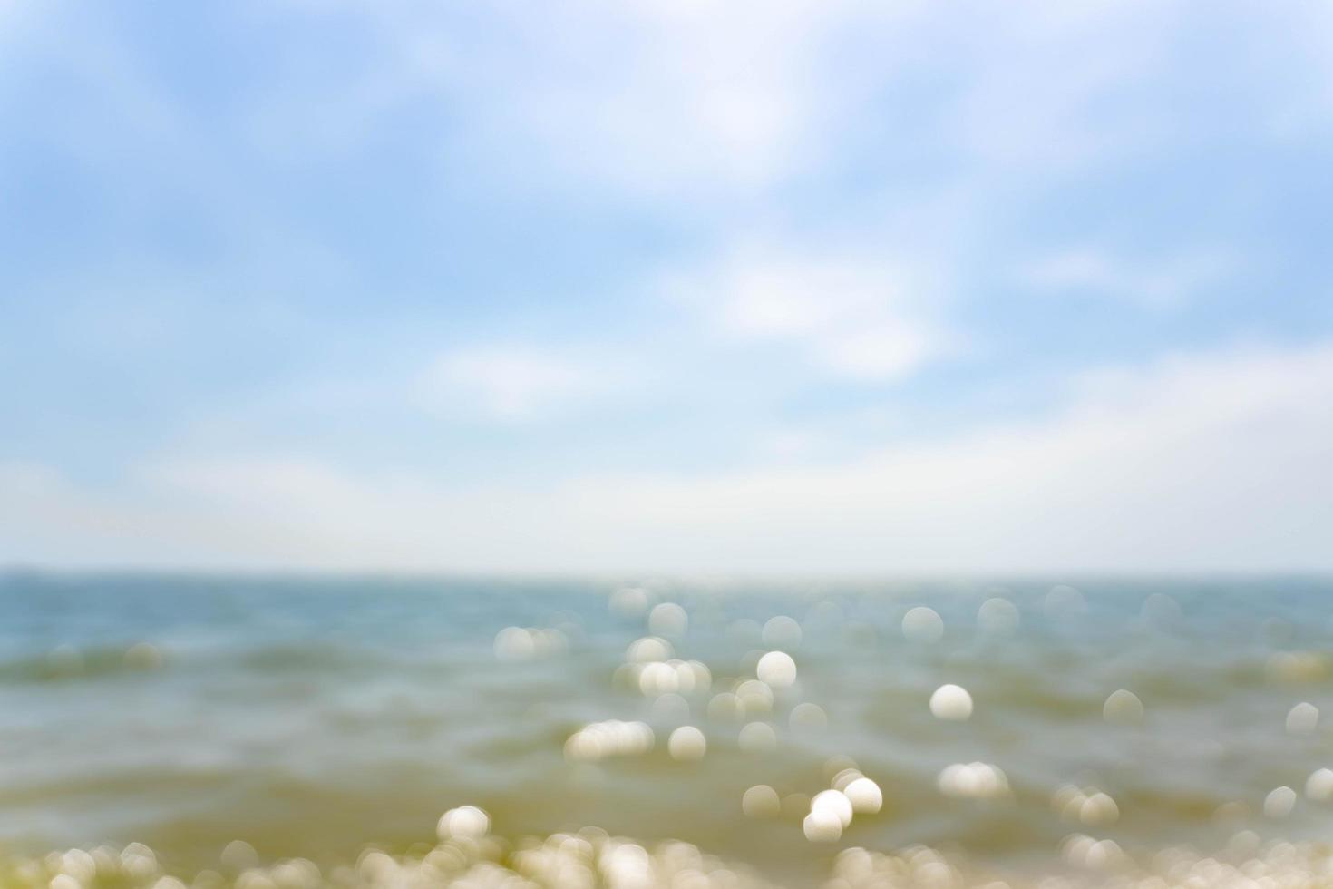 desenfoque de nubes blancas y cielo azul en verano con agua de mar brillante foto