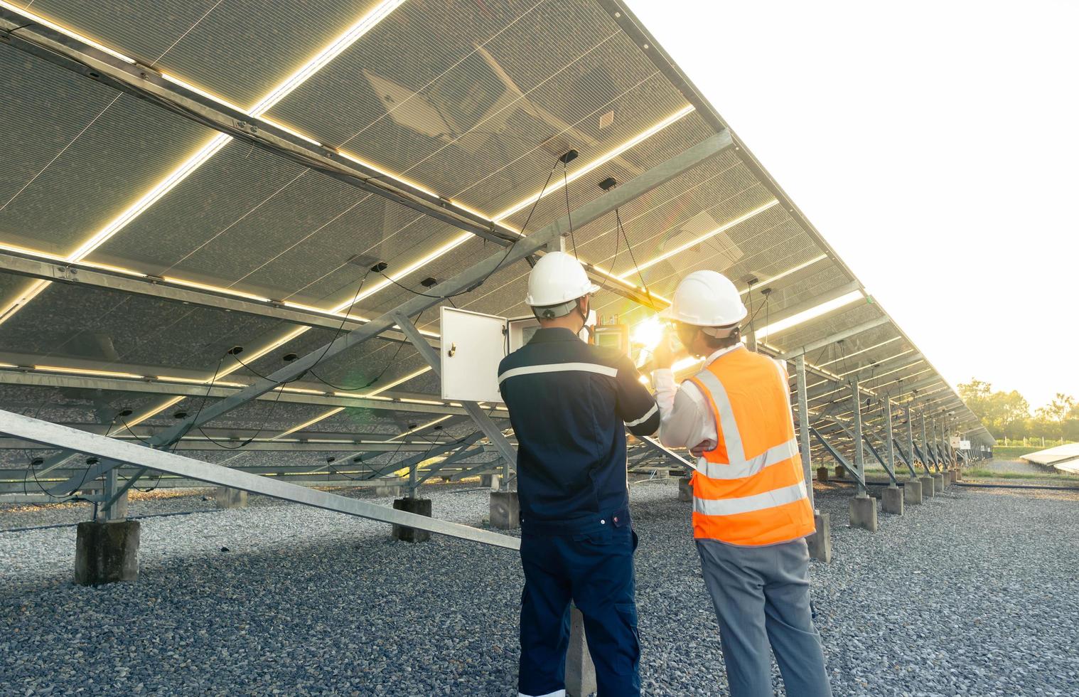 técnico con ingeniero verifica el rendimiento de los paneles solares en la planta solar, energía alternativa para conservar la energía del mundo, idea de módulo fotovoltaico para la producción de energía limpia foto