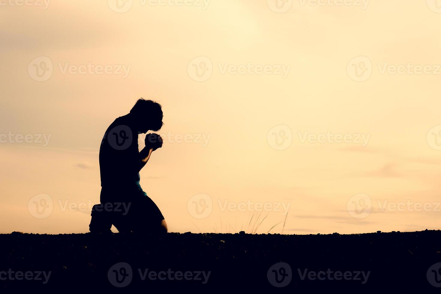 siluetas de hombres sentados y rezando por bendiciones. concepto de esperanza foto