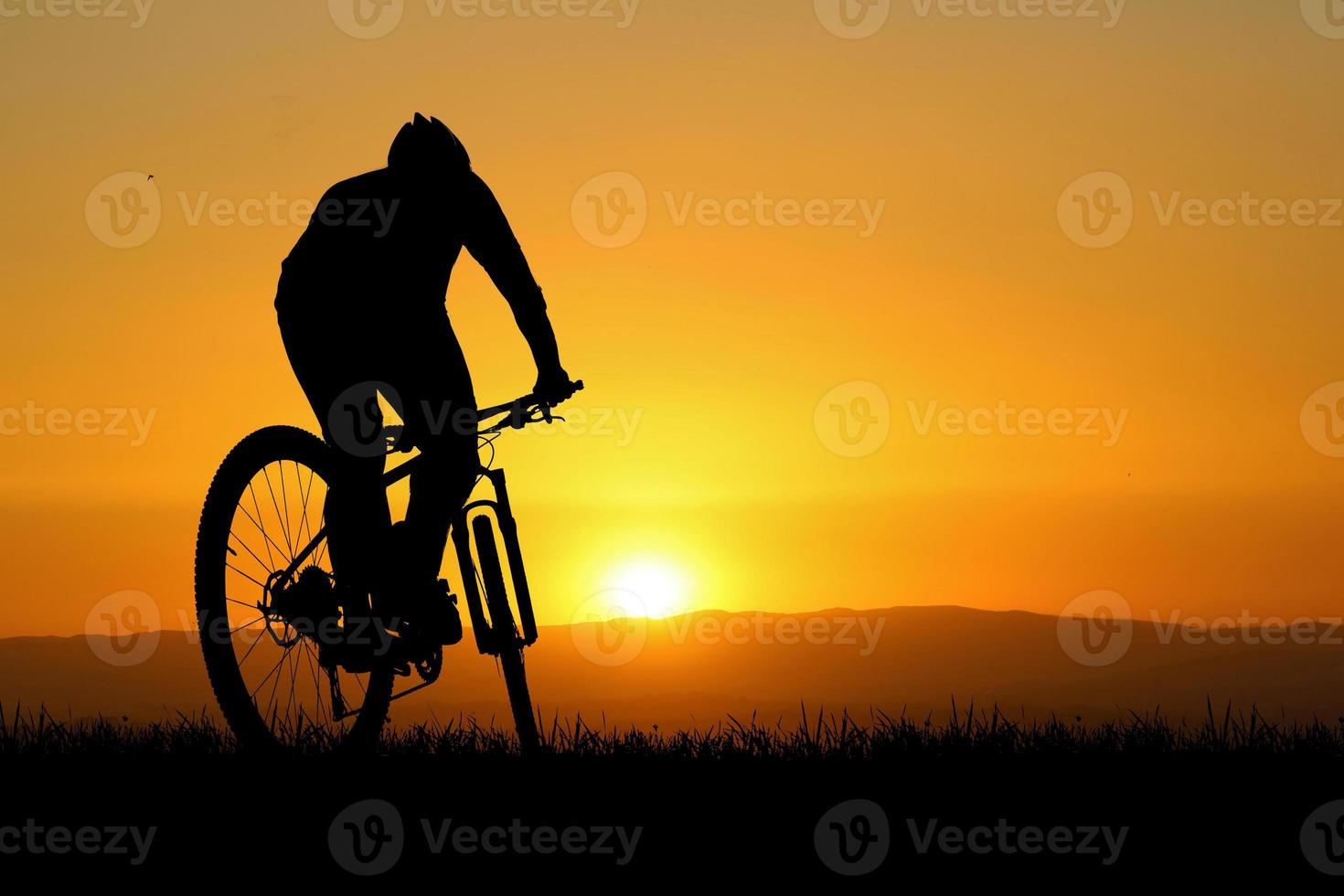 Silhouette of mountain bikers with beautiful views. bike exercise concept photo