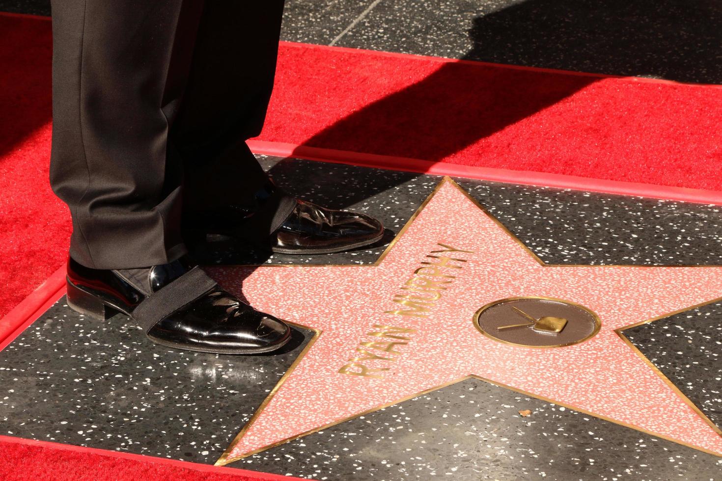 los angeles 4 de diciembre - zapatos de ryan murphy en su estrella wof en la ceremonia de la estrella de ryan murphy en el paseo de la fama de hollywood el 4 de diciembre de 2018 en los angeles, ca foto