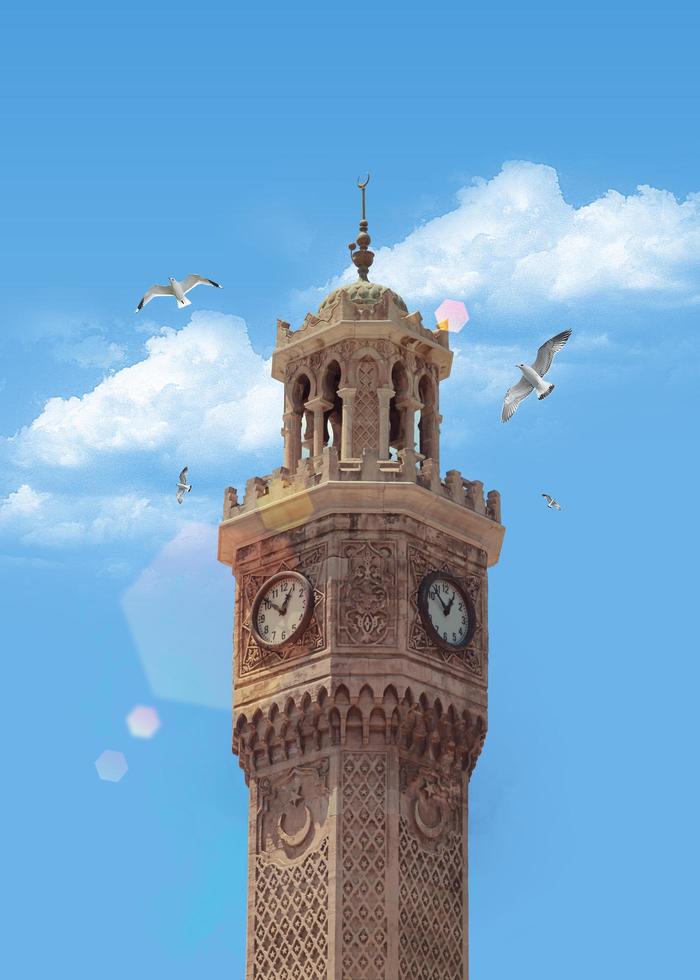 izmir, turquía, torre del reloj en la plaza konak foto