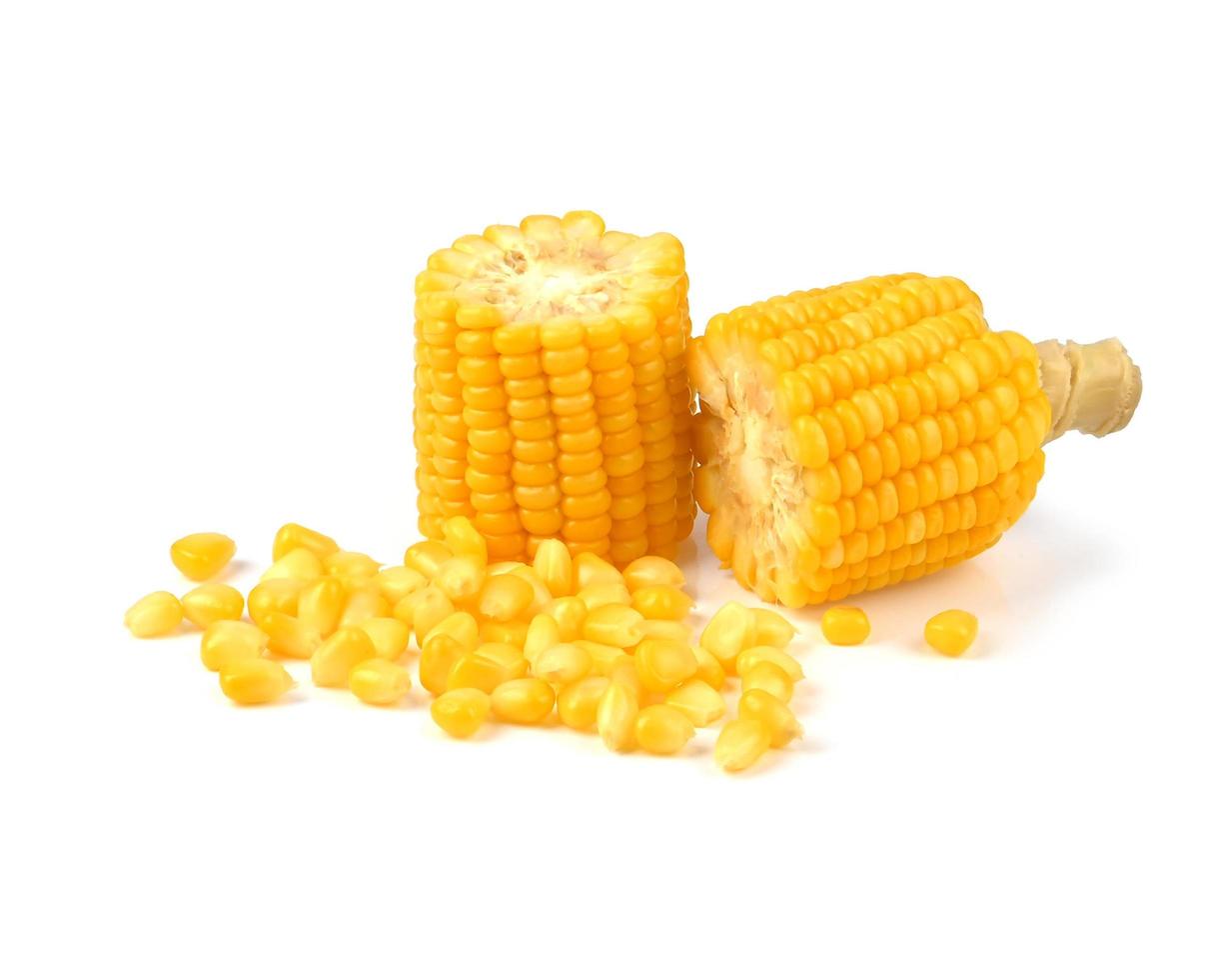 un trozo de maíz dulce y semillas aislado en un fondo blanco foto