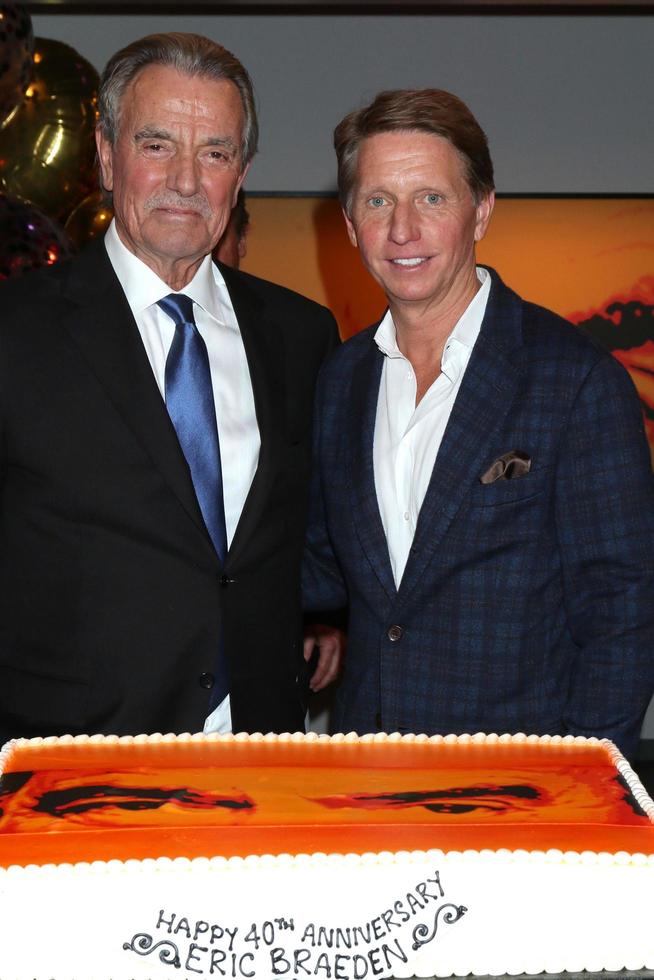 los angeles 7 de febrero - eric braeden y bradley bell en la celebración del 40 aniversario de eric braeden sobre los jóvenes y los inquietos en la ciudad de la televisión el 7 de febrero de 2020 en los angeles, ca foto