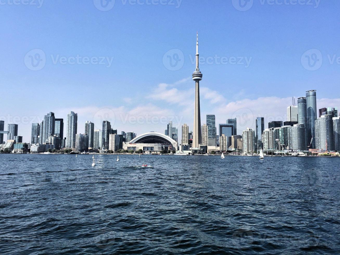 una vista de toronto desde el mar cerca del aeropuerto foto