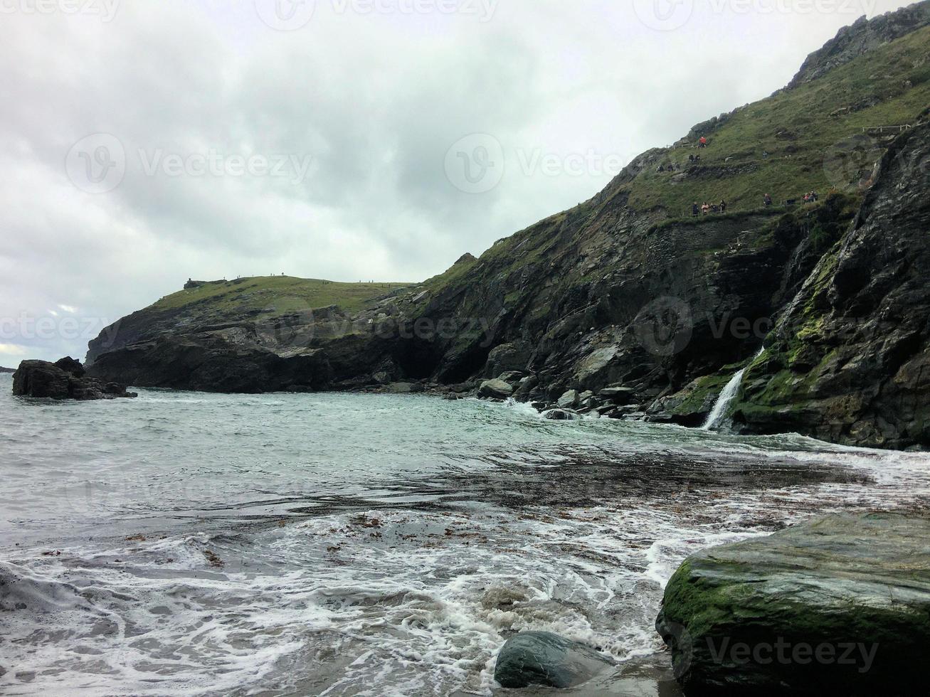 una vista de tintagel en cornualles en la costa foto