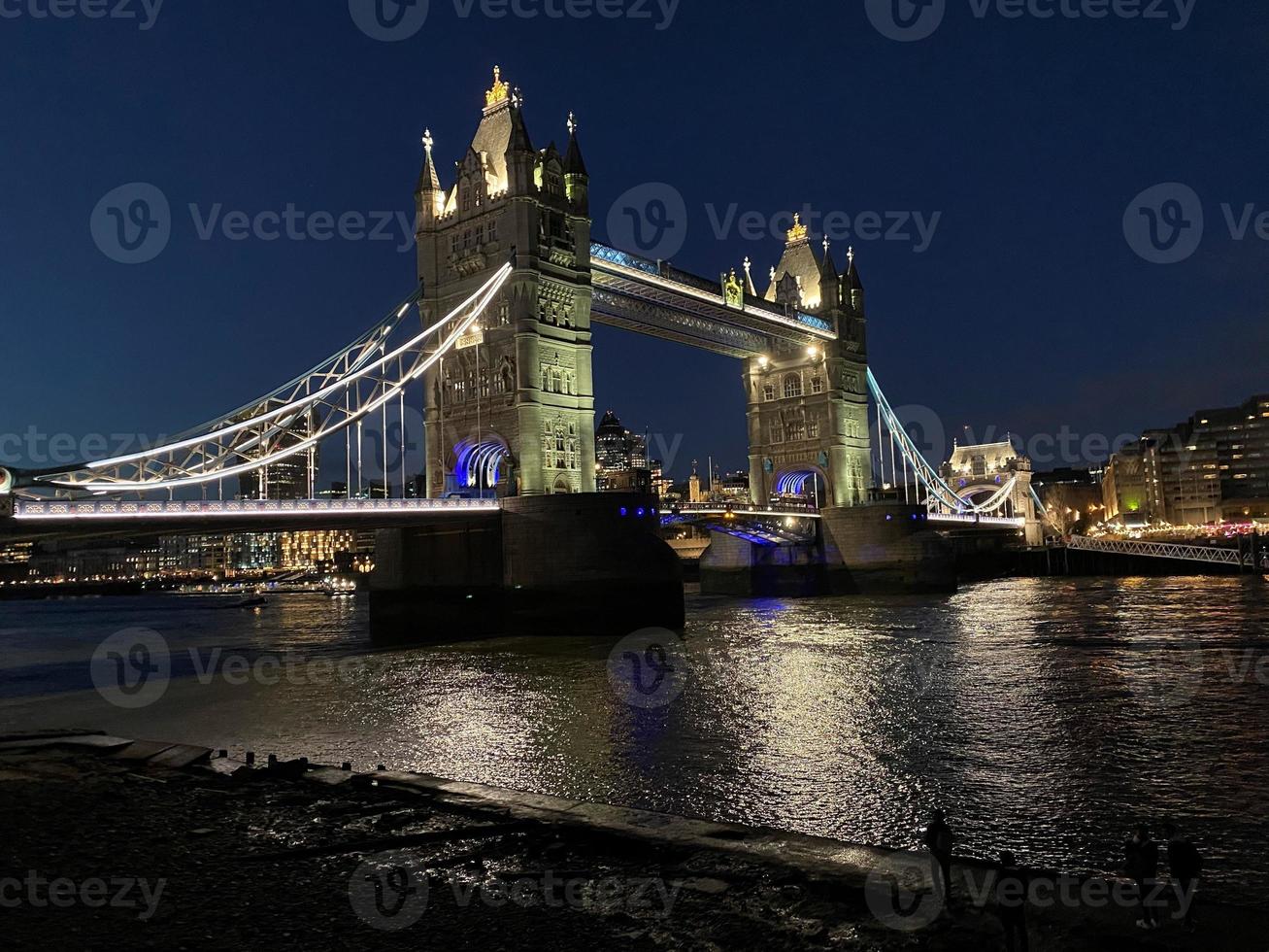 una vista del puente de la torre en londres foto