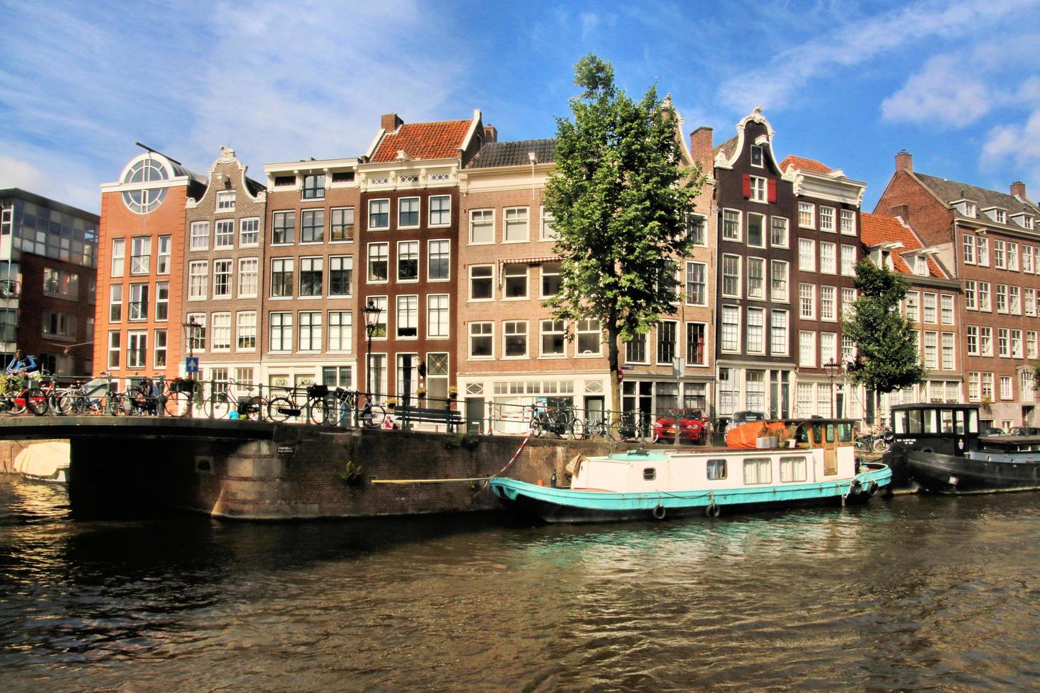 amsterdam en los países bajos en septiembre de 2016. una vista de los barcos de río en el canal de amsterdam foto