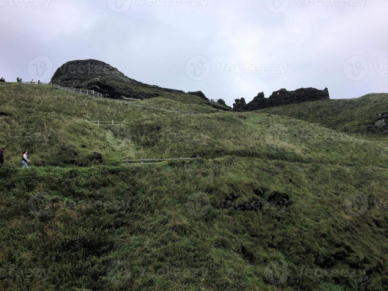 una vista de tintagel en cornualles en la costa foto