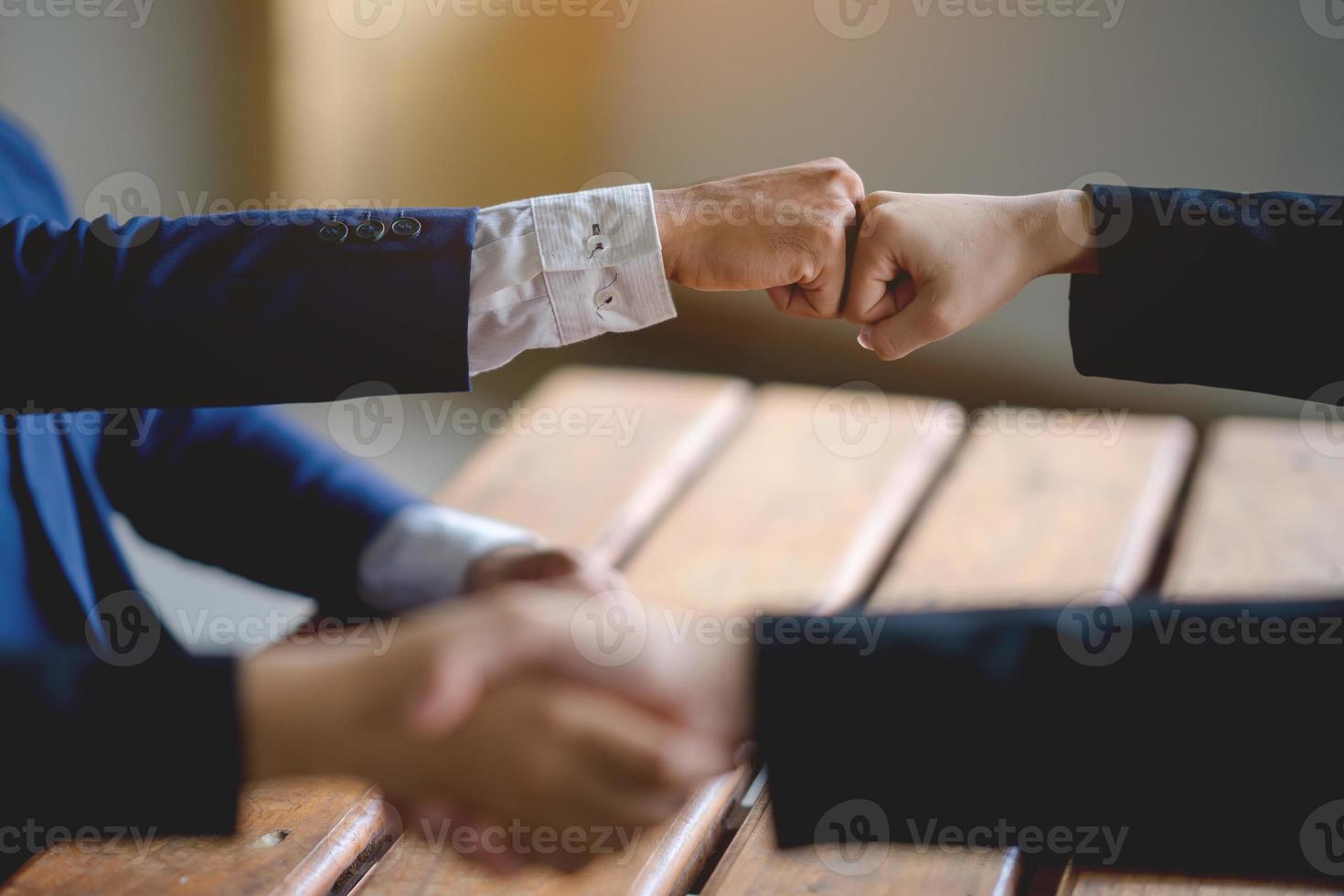 las manos de un grupo de empresarios se dan la mano para llegar a un acuerdo en una reunión de empresa. foto