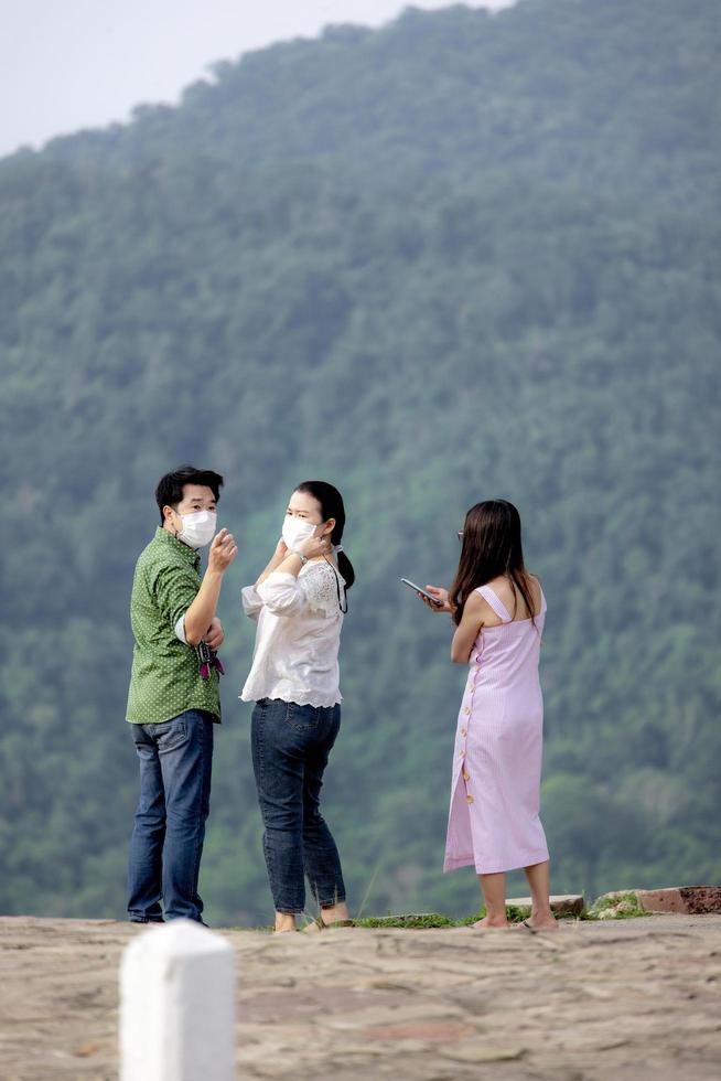 la gente está visitando la hermosa naturaleza, los bosques verdes de vacaciones en el parque nacional khao yai, tailandia, 16-05-2022. foto