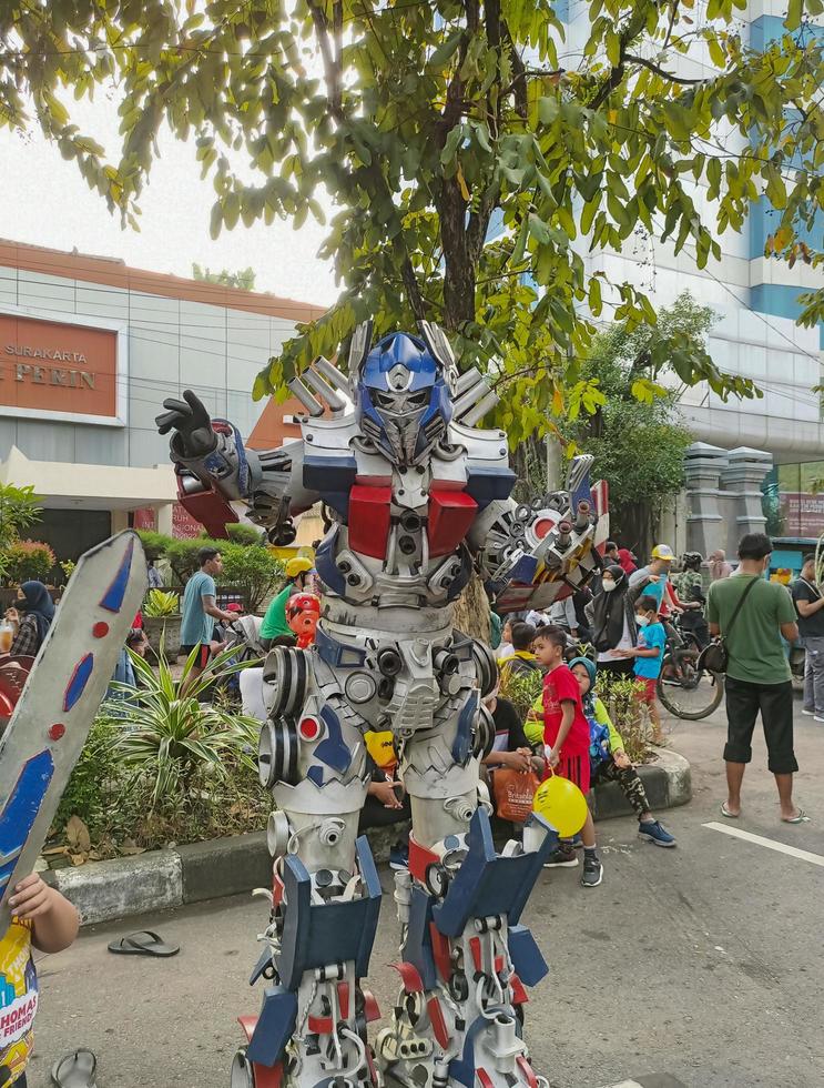 sukoharjo - 2 de junio de 2022 - retrato de un gran robot en la calle foto