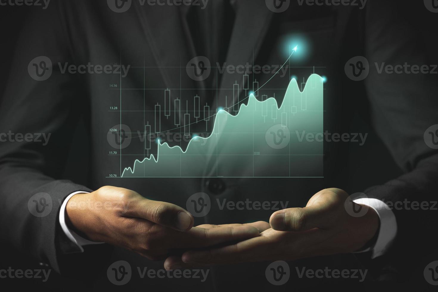 el empresario analiza los datos de ventas y grafica el crecimiento económico. planificación y análisis de la estrategia comercial de las finanzas y la banca de compraventa de divisas. foto