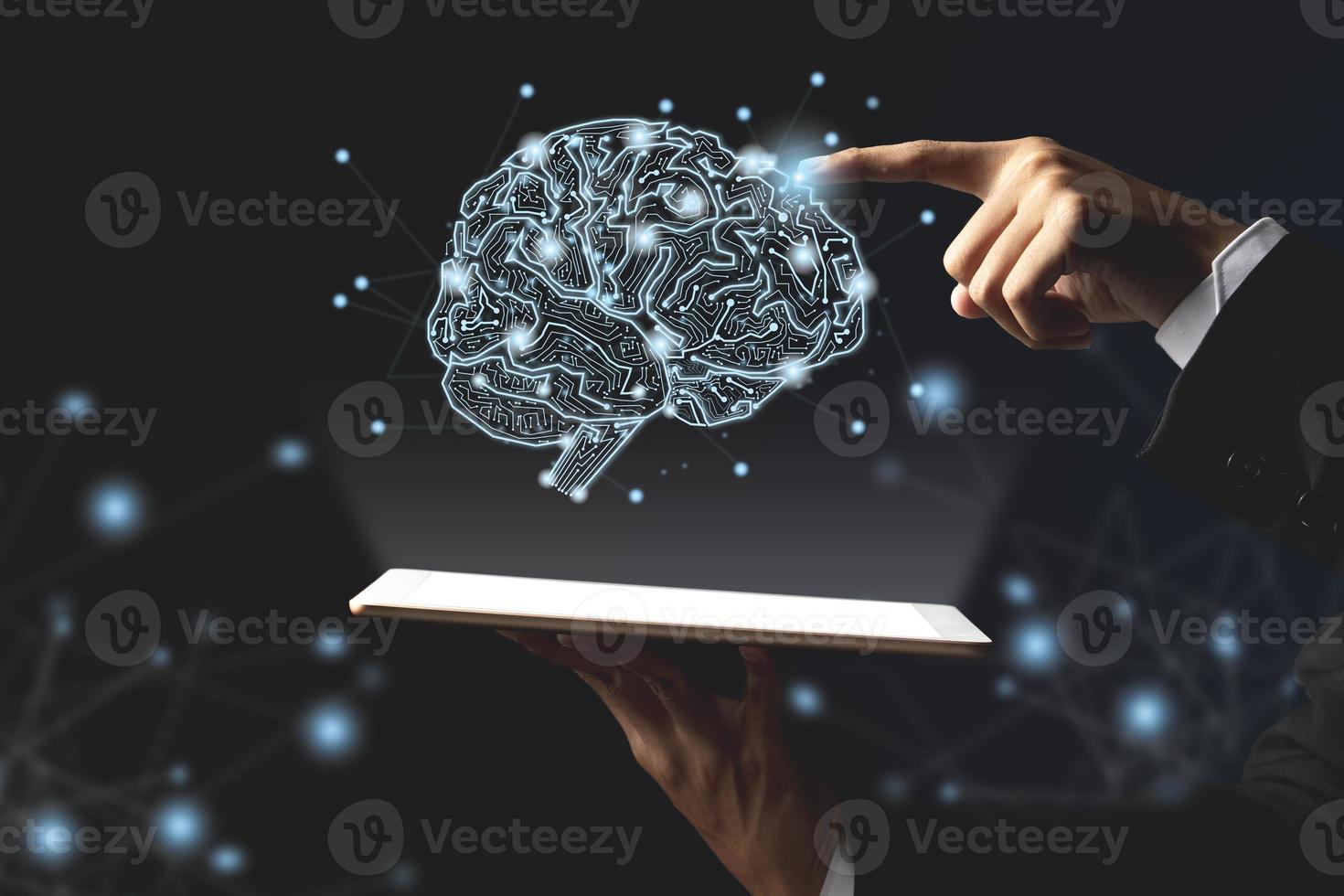 cerebro con diseño de pcb de placa de circuito impreso y hombre de negocios que representa inteligencia artificial ai foto