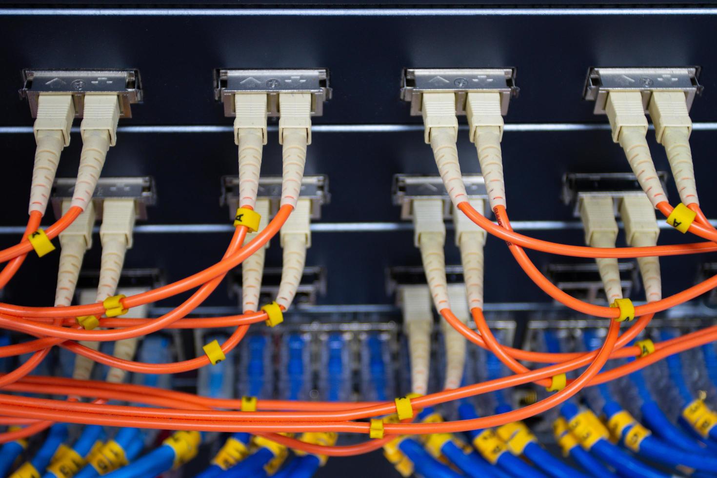 los cables de red para conectar el puerto de un conmutador para conectar la red de Internet, la tecnología de comunicación conceptual foto