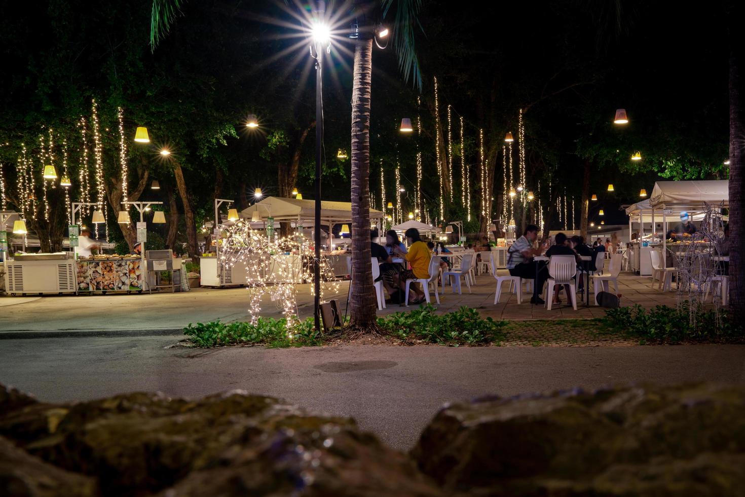 prachuap khiri khan, tailandia - 31 de enero de 2021 personas en el mercado nocturno de comida callejera en huahin, tailandia foto