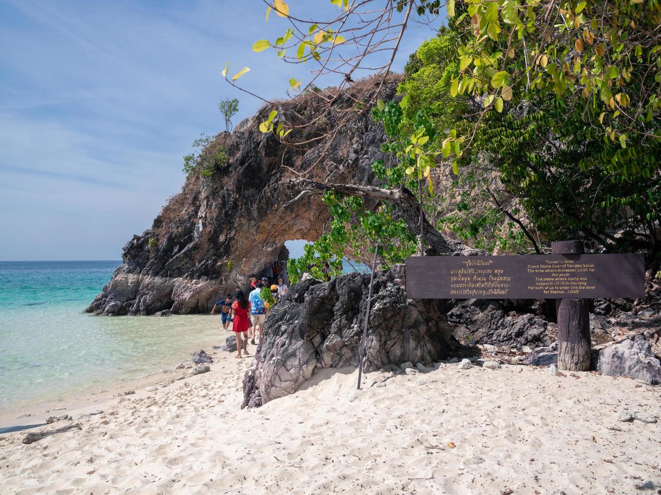 satun, tailandia - 3 de marzo de 2021, puerta curva de piedra para amantes de la puerta en la isla de khai o koh khai con muchos turistas, provincia de satun, tailandia, parada en el camino a la isla de lipe foto