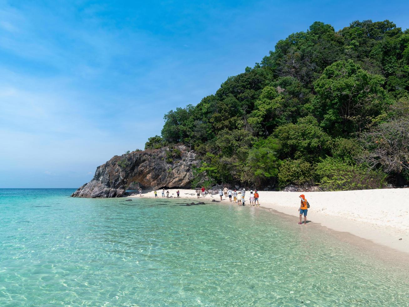 satun, tailandia - 3 de marzo de 2021 playa azul cristalina con puerta curva de piedra en la isla khai o koh khai con muchos turistas, provincia de satun tailandia, parada en el camino a la isla lipe foto