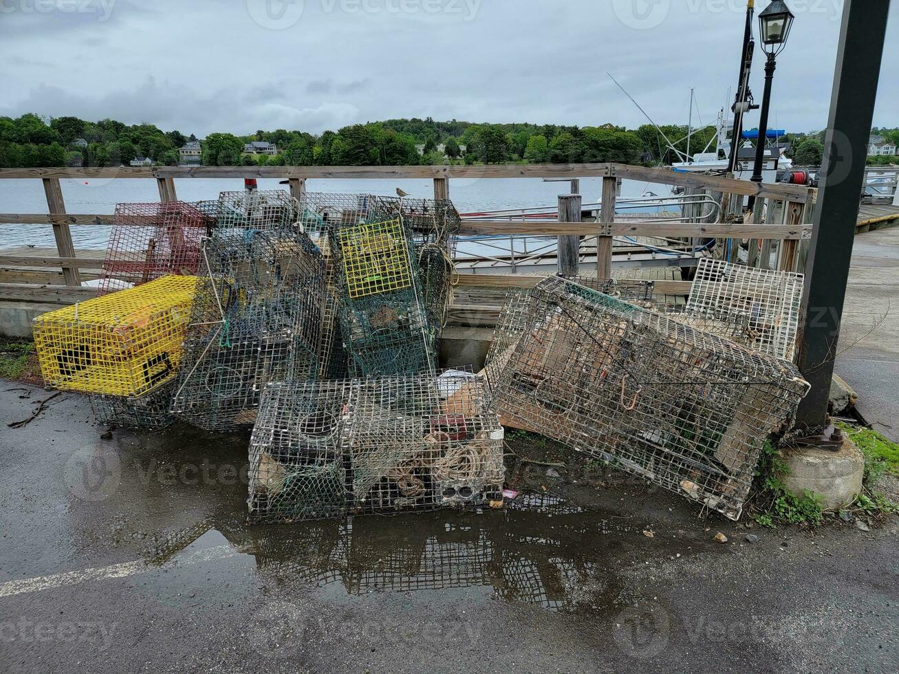 montón de trampas de langosta de metal en el muelle cerca del agua foto