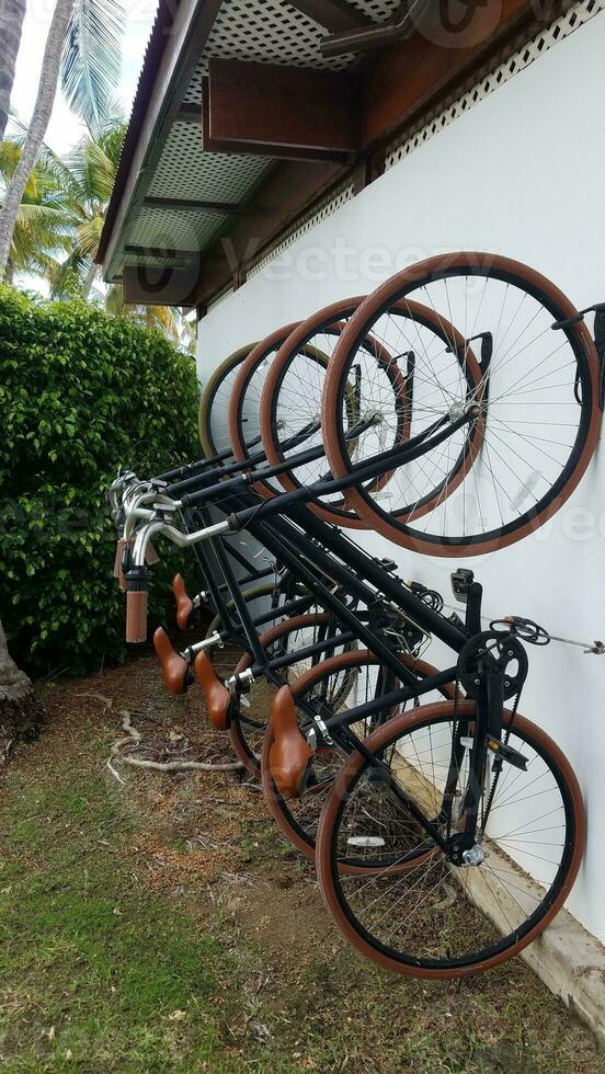 portabicicletas con bicicletas en la pared blanca foto