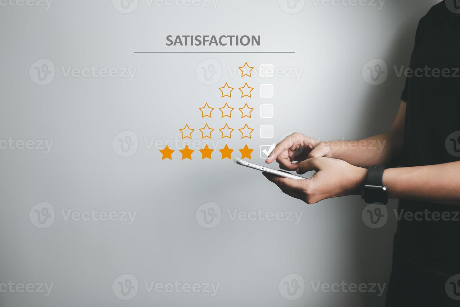 concepto de experiencia del cliente satisfecho, cliente de negocios feliz que usa un teléfono inteligente, la mejor revisión, servicio de alta calidad, más calificado, la puntuación más alta, 5 estrellas, redes sociales muy buenas. foto