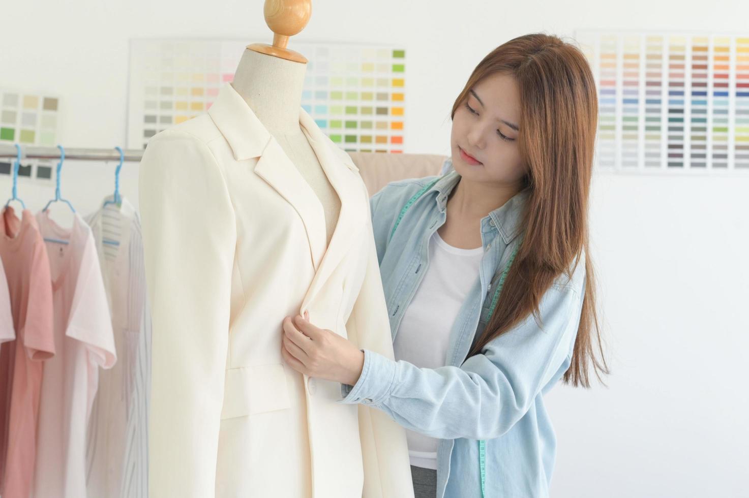 ropa de diseñador de mujer joven, espacio de trabajo de diseñador de ropa, accesorios de diseño de ropa. foto