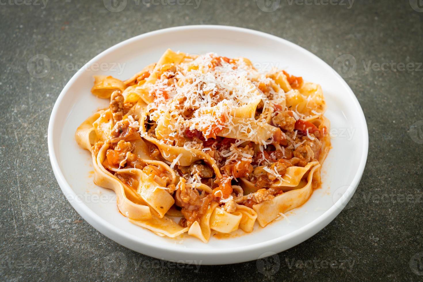 Fettuccine de pasta casera a la boloñesa con queso foto