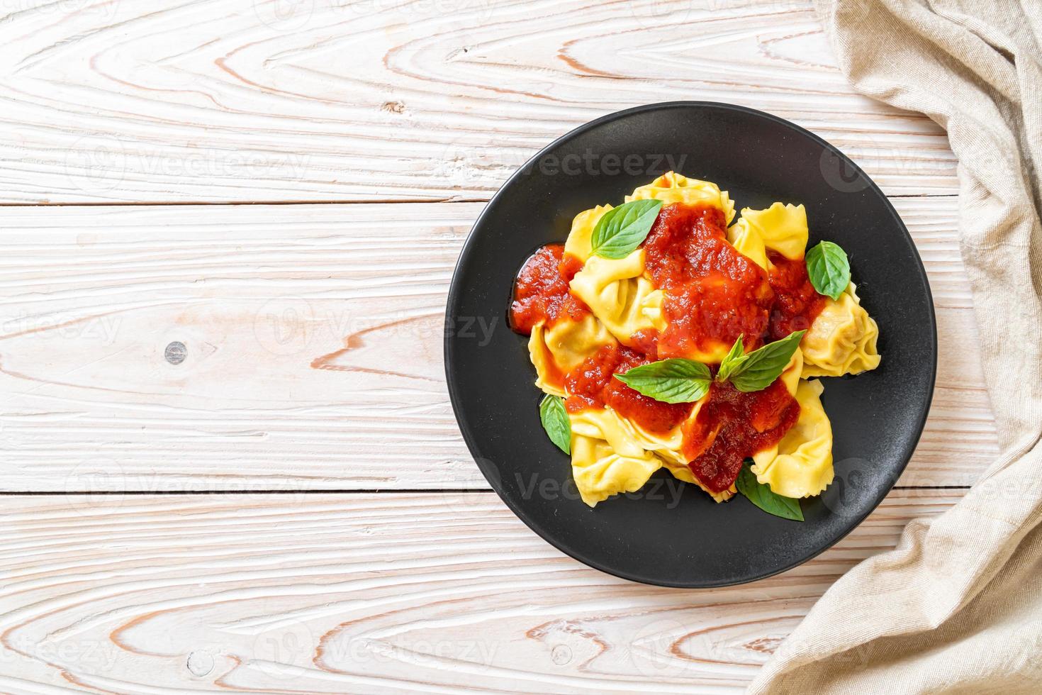 pasta tortellini italiano con salsa de tomate foto